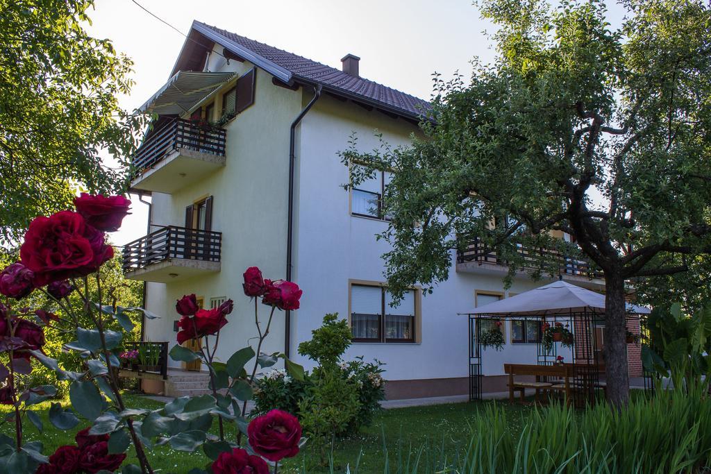 Rooms Marijana Obrovac Slunj Exteriér fotografie
