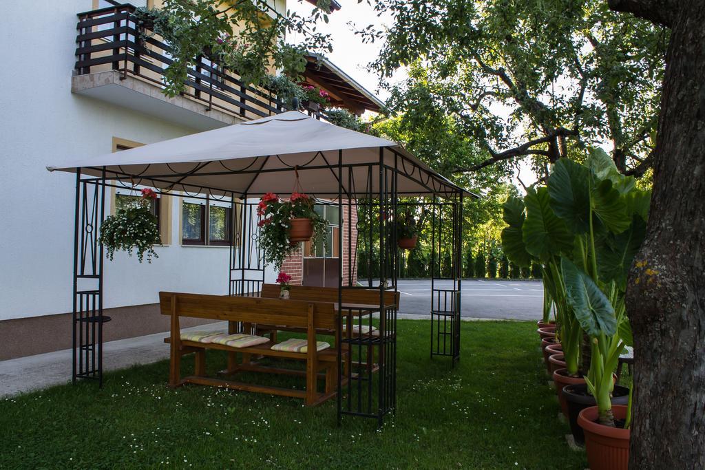 Rooms Marijana Obrovac Slunj Exteriér fotografie